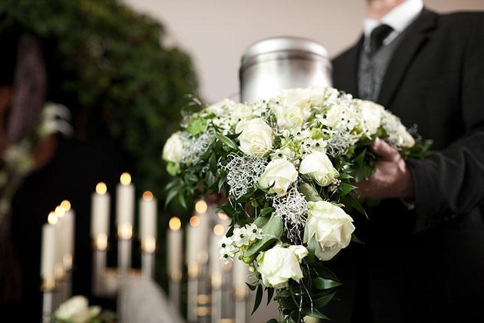 Une grande variété de plantes et de fleurs de deuil.